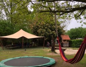 trampoline, hangmat en spantent op camping